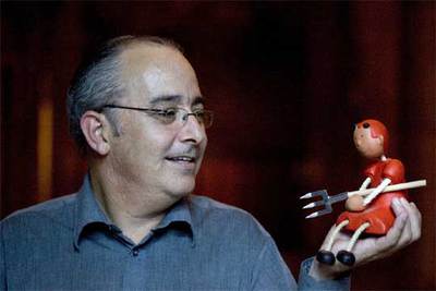 Josep Bargalló, en su despacho del Palau de la Generalitat, el pasado miércoles, con una compañía que nunca le falta.