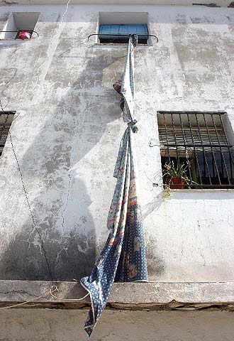 Los vecinos intentaron huir anudando sábanas desde las ventanas.