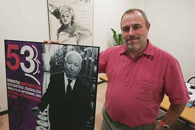 Mikel Olaciregui, ante el cartel de la 53 edición del Festival de Cine de San Sebastián.rnrn  JAV