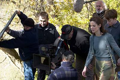 Pilar López de Ayala, durante el rodaje de  Obaba , de Montxo Armendáriz (al fondo a la derecha).