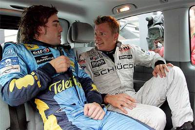 Fernando Alonso y Kimi Raikkonen conversan en la furgoneta que les condujo al podio tras la carrera.