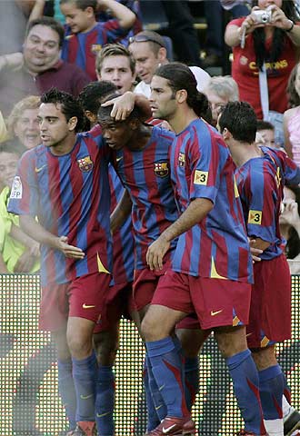 Los jugadores del Barça abrazan a Eto'o tras uno de sus goles.
