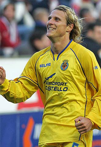 Forlán celebra un gol con el Villarreal.