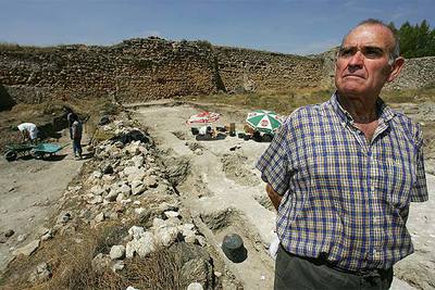 Agustín Elvira, ante la fosa del monasterio de Uclés en la que cree que está enterrado su padre, fusilado en 1942.