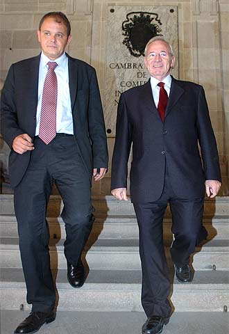 La CNMV indica a Endesa que no debe "perturbar" la OPA de Gas Natural