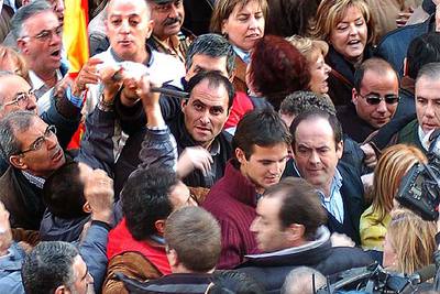 El fiscal pide sobreseer el caso por el arresto de dos militantes del PP por agredir a Bono