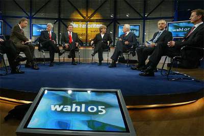 Schröder intenta alcanzar a Merkel