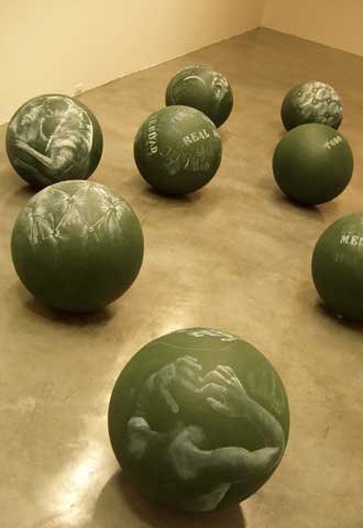  Bolas,  instalación de Alicia Martín en la galería Oliva Arauna.