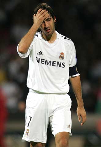 Raúl se lamenta tras una ocasión perdida.