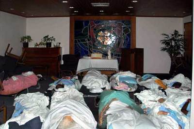 Varios de los cuerpos encontrados en el Memorial Medical Center yacen cubiertos de sábanas en la capilla del hospital.