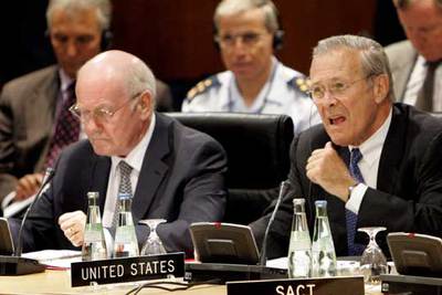 El secretario de Defensa de EE UU, Donald Rumsfeld, interviene en la reunión de la OTAN ayer en Berlín.