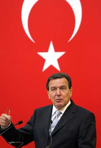 Schröder, en una visita a un periódico en lengua turca de Frankfort.