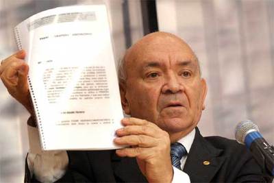 Severino Cavalcanti muestra un documento sobre la polémica parlamentaria durante una conferencia en Brasilia.