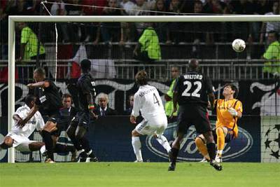 Carew (a la izquierda de la imagen) peina el primer gol que el martes recibió el Madrid en Lyón.