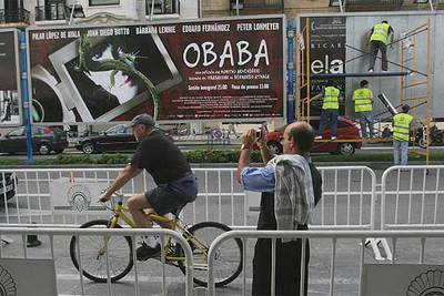 Un gran cartel anunciaba ayer  Obaba  en una calle de San Sebastián.