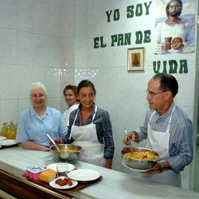 Monjas y voluntarios en la  cocina económica  de Oviedo que gestionan las religiosas de la Compañía de las Hijas de la Caridad de San Vicente de Paúl.