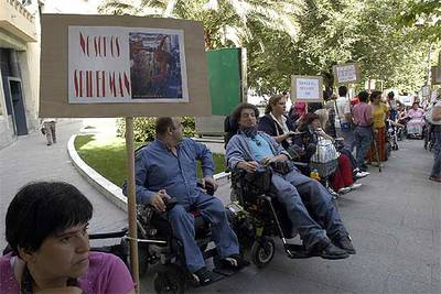 Un centenar de discapacitados protestan por la falta de accesibilidad en Jaén