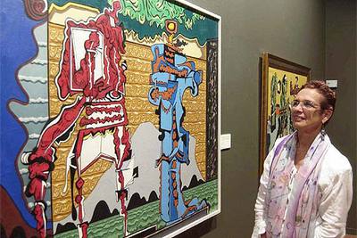 Natalia Fernández Segarra, ante la obra de su padre  El encuentro de Jules Laforgue con la reina de Alemania   (1983). 