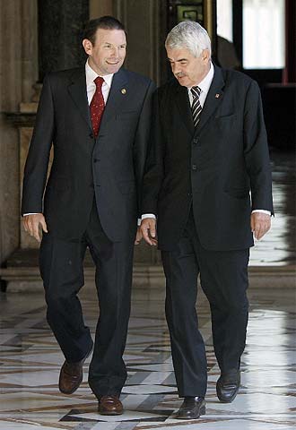 Ibarretxe pide respeto para el Estatuto