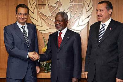 Rodríguez Zapatero saluda a Kofi Annan en presencia del presidente turco, Recep Tayyip Erdogán.rnREUTERS
