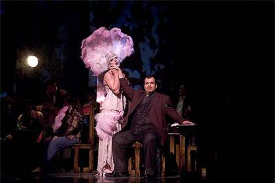 Francisco Maestre (sentado) y Fele Martínez (travestido), en un ensayo de 'Flor de Otoño'.