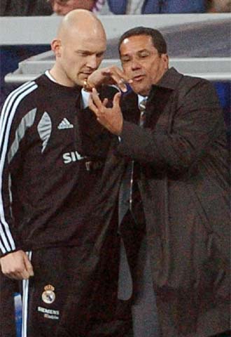 Luxemburgo da instrucciones a Gravesen en un partido.