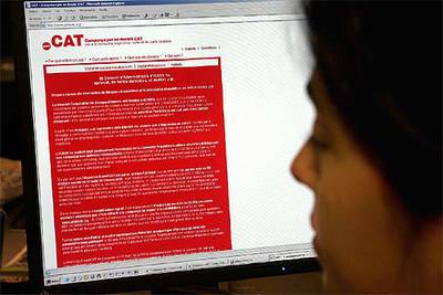 Un usuario se asoma a la página de la campaña en favor del dominio 