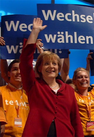Merkel, ayer en un mitin en Berlín, junto a simpatizantes de su partido que piden un voto 