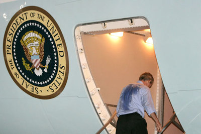El presidente George Bush sube al Air Force One tras pronunciar un discurso en Nueva Orleans.