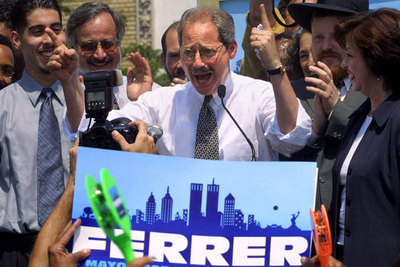 Fernando Ferrer anuncia su candidatura a la alcaldía de Nueva York en 2001.