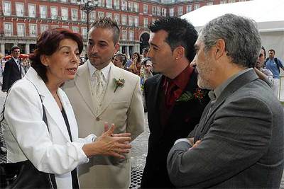 SABANÉS CASA A UNA PAREJA GAY