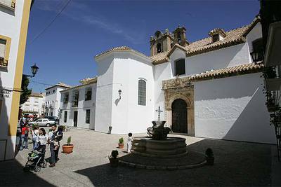 La iglesia de la Asunción, cuya capilla del Sagrario está considerada un hito del barroco español, vista desde la plaza de Santa Ana de Priego de Córdoba.