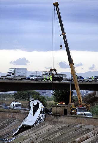 Un camión colgado de un puente