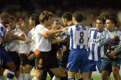 Bronca entre los jugadores de los dos equipos al término de la primera parte.