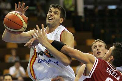 Felipe Reyes recibe una falta por parte de Skele.