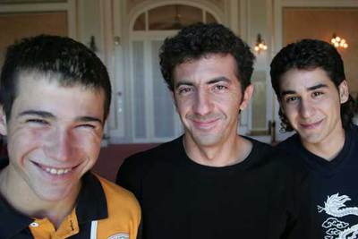 Alberto Rodríguez, realizador de  Siete vírgenes,  entre Juan José Ballesta y Jesús Carroza.