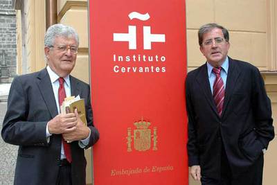 Xavier Folch, presidente del Instituto Ramón Llull, y Henrique Knörr, de la Academia Vasca, rnen Praga.