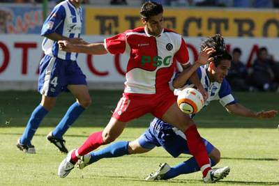 Astudillo cae derribado por el goleador Riki.