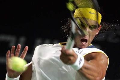 Nadal conecta uno de sus golpes, ayer.