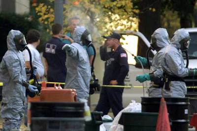 Personal militar inspecciona unas oficinas en Washington por una amenaza de ántrax.