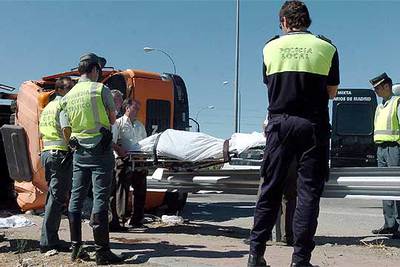 UN HOMBRE  MUERE TRAS VOLCAR UN CAMIÓN