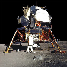 El módulo espacial  Eagle  se posa sobre la superficie de la Luna y Neil Armstrong desciende por la escalerilla.