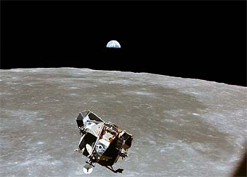 Después de recorrer los 380.000 kilómetros, el día 19 de julio el módulo  Columbia  circunvalaba la Luna y se colocaba en una órbita a unos 110 kilómetros de la superficie lunar. Armstrong y Aldrin pasaron al  Aguila , mientras Collins se convertía en el 