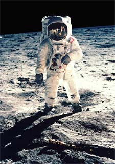 Eran las 03.56 de la madrugada, hora peninsular española, del 21 de julio de 1969 cuando Neil Armstrong dejaba la huella de su pie izquierdo en el  Mare Tranquilitatis . A las 04.16, Aldrin se unió a él y Armstrong pronunció la frase que quedaría unida para siempre a la llegada del hombre a la Luna 