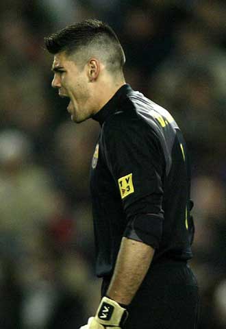 Valdés, en un partido con el Barça.