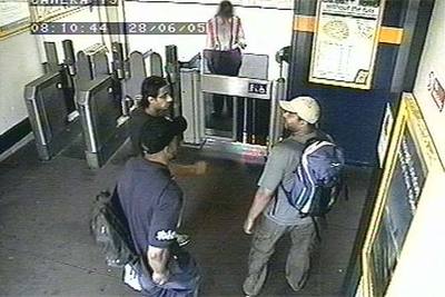 Tres de los cuatro terroristas del 7-J inspeccionan el metro londinense nueve días antes de los atentados.