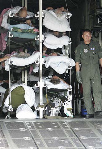 Pacientes de un hospital de Key West (Florida) son evacuados en un avión militar.