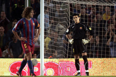 Puyol pasa por delante de Víctor Valdés tras el error del portero que supuso el segundo gol del Valencia.