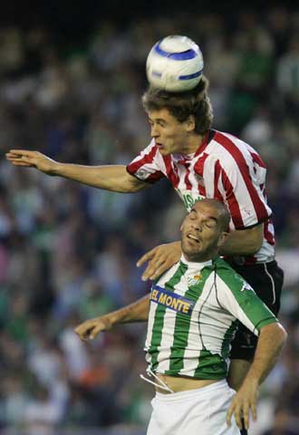 Llorente remata ante el bético Rivas.