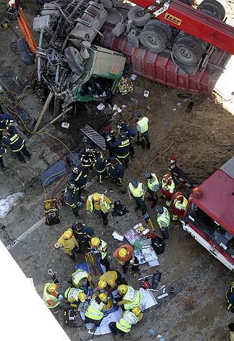 Un camionero, muy grave al caer 15 metros desde la M-40